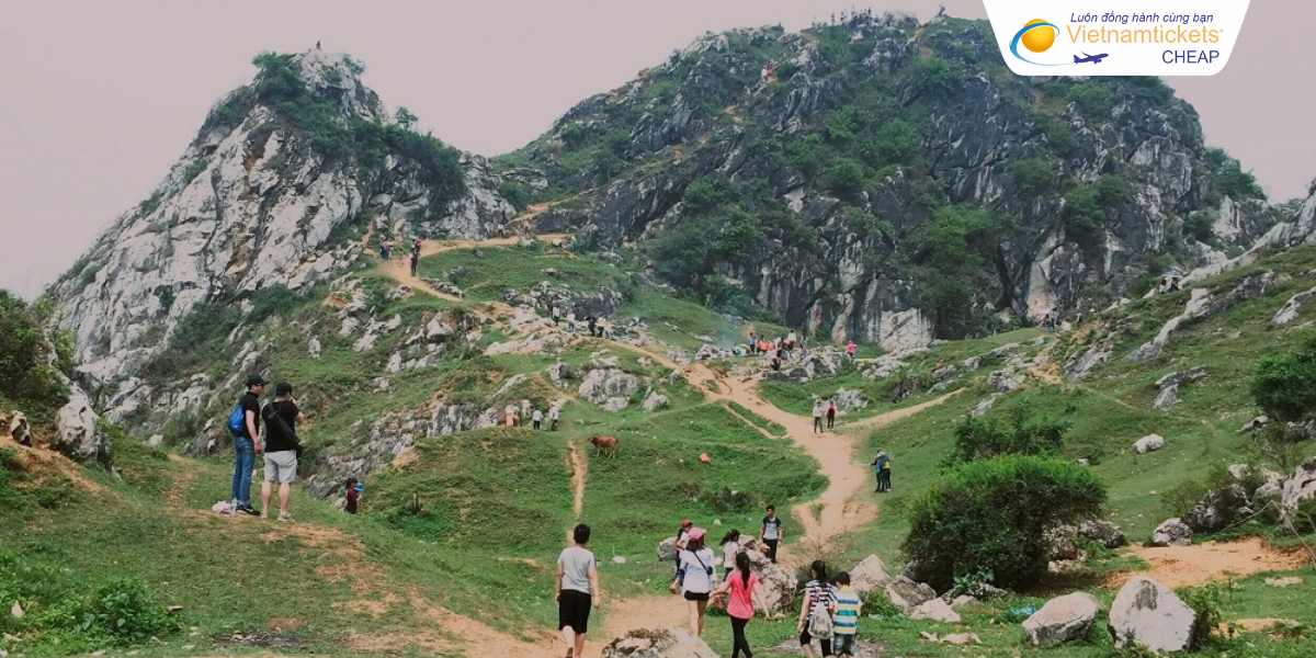 Leo núi, ngắm cảnh tại núi Trầm