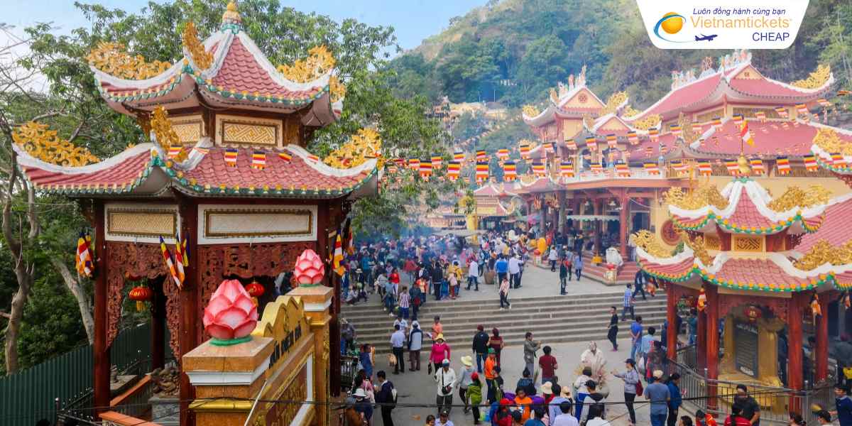 Tham quan chùa trên núi Bà Đen