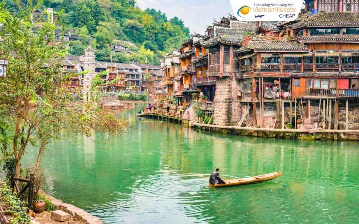 Giá vé máy bay đi Phượng Hoàng Cổ Trấn