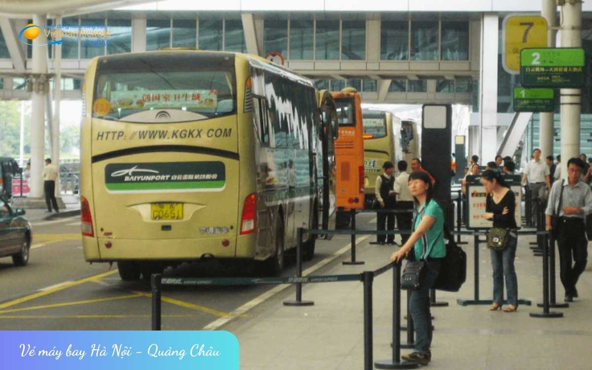 Di chuyển tại sân bay Bạch Vân